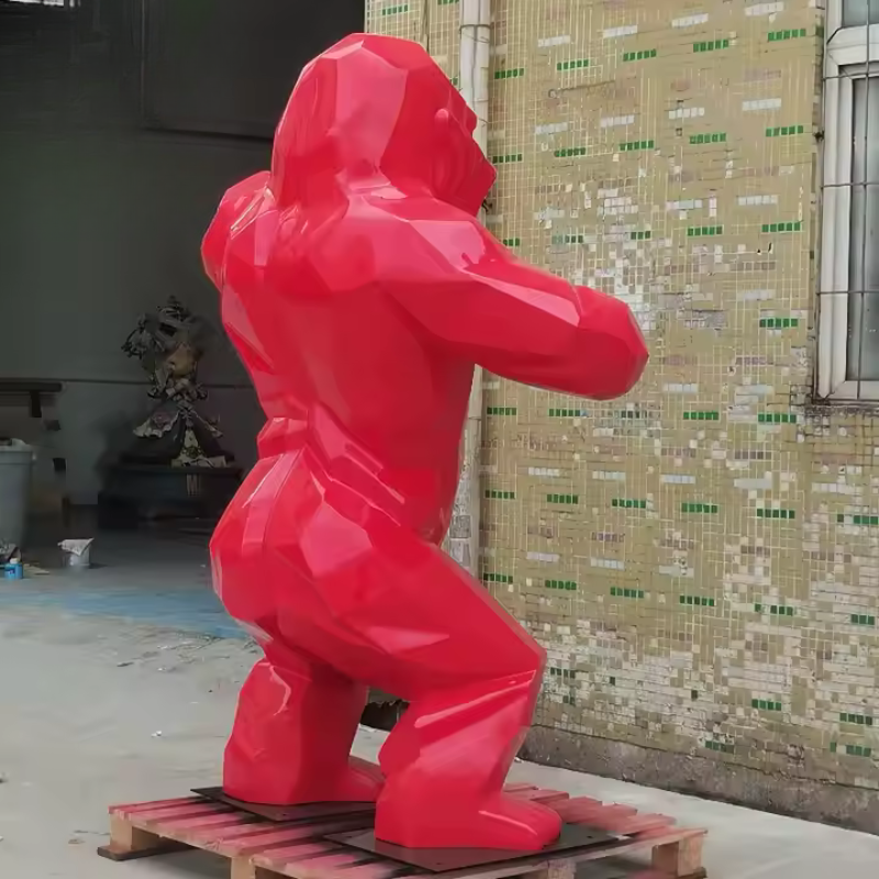 Statue gorille rouge
