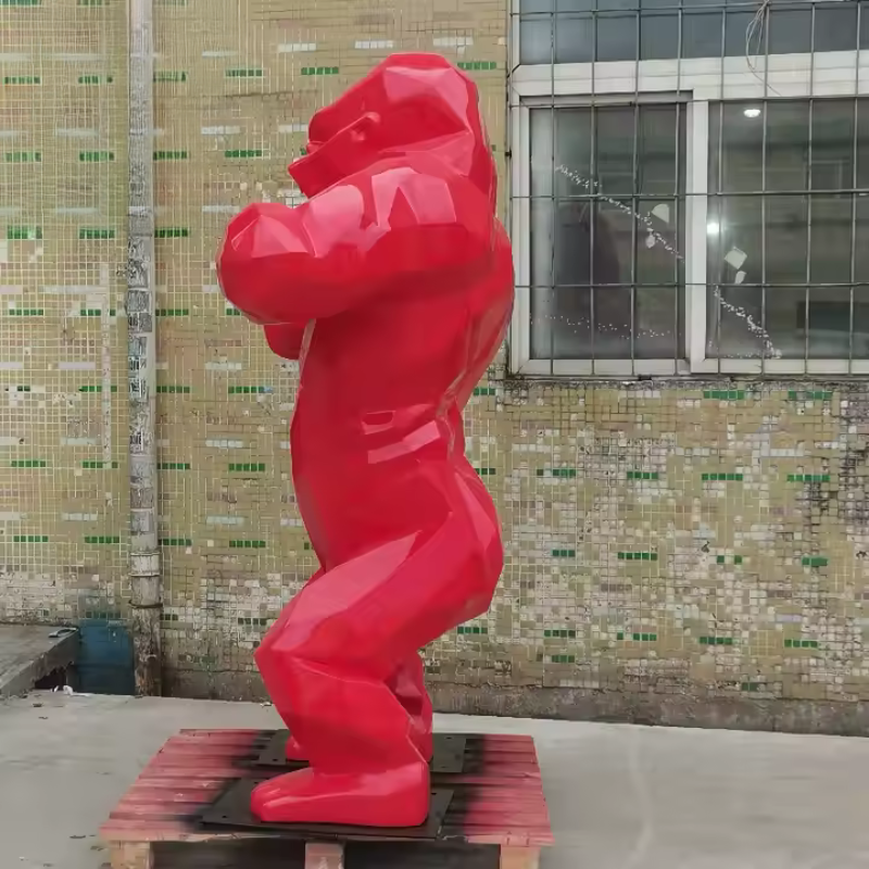 Statue gorille rouge