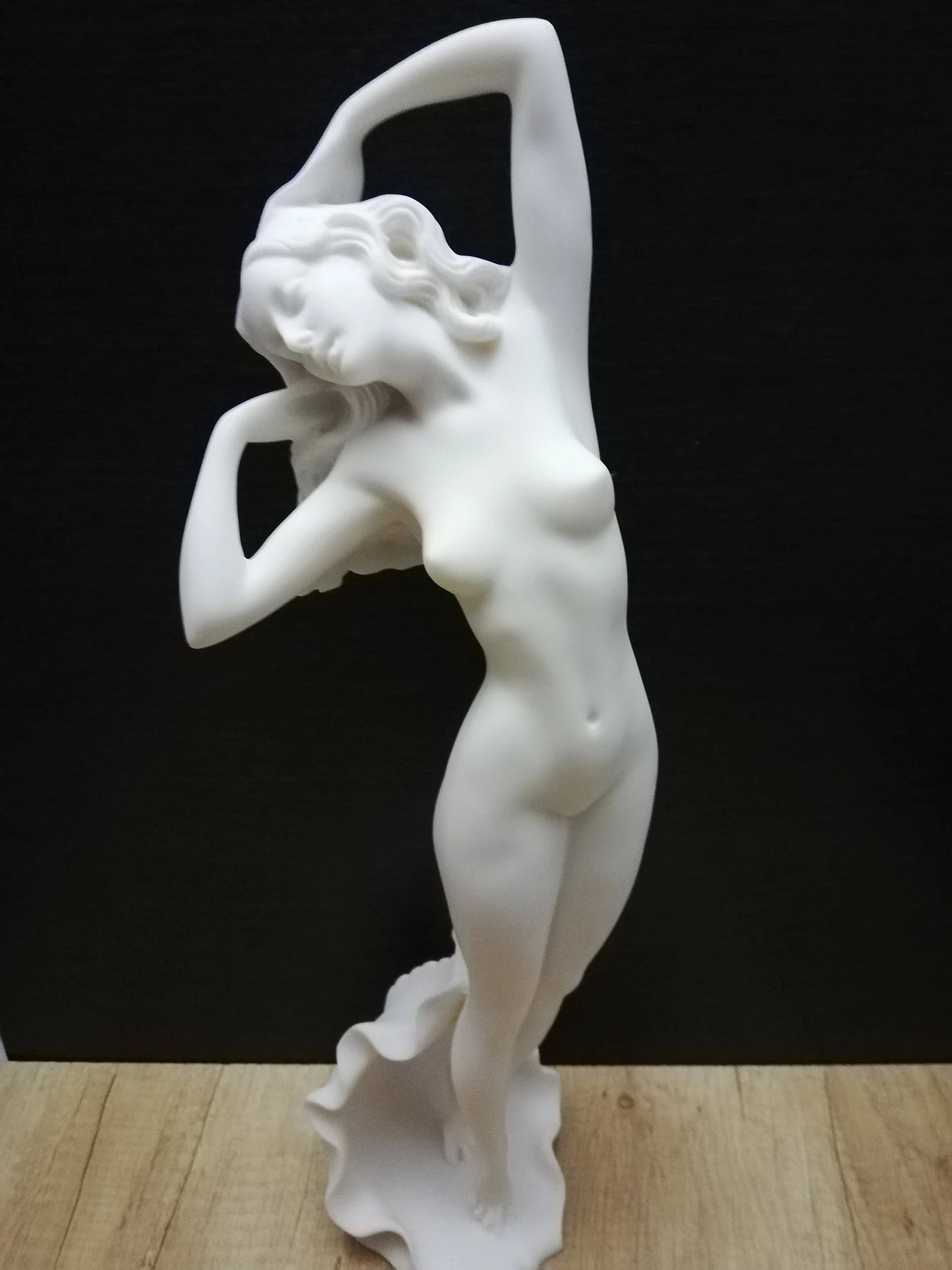 Statue Aphrodite courbée