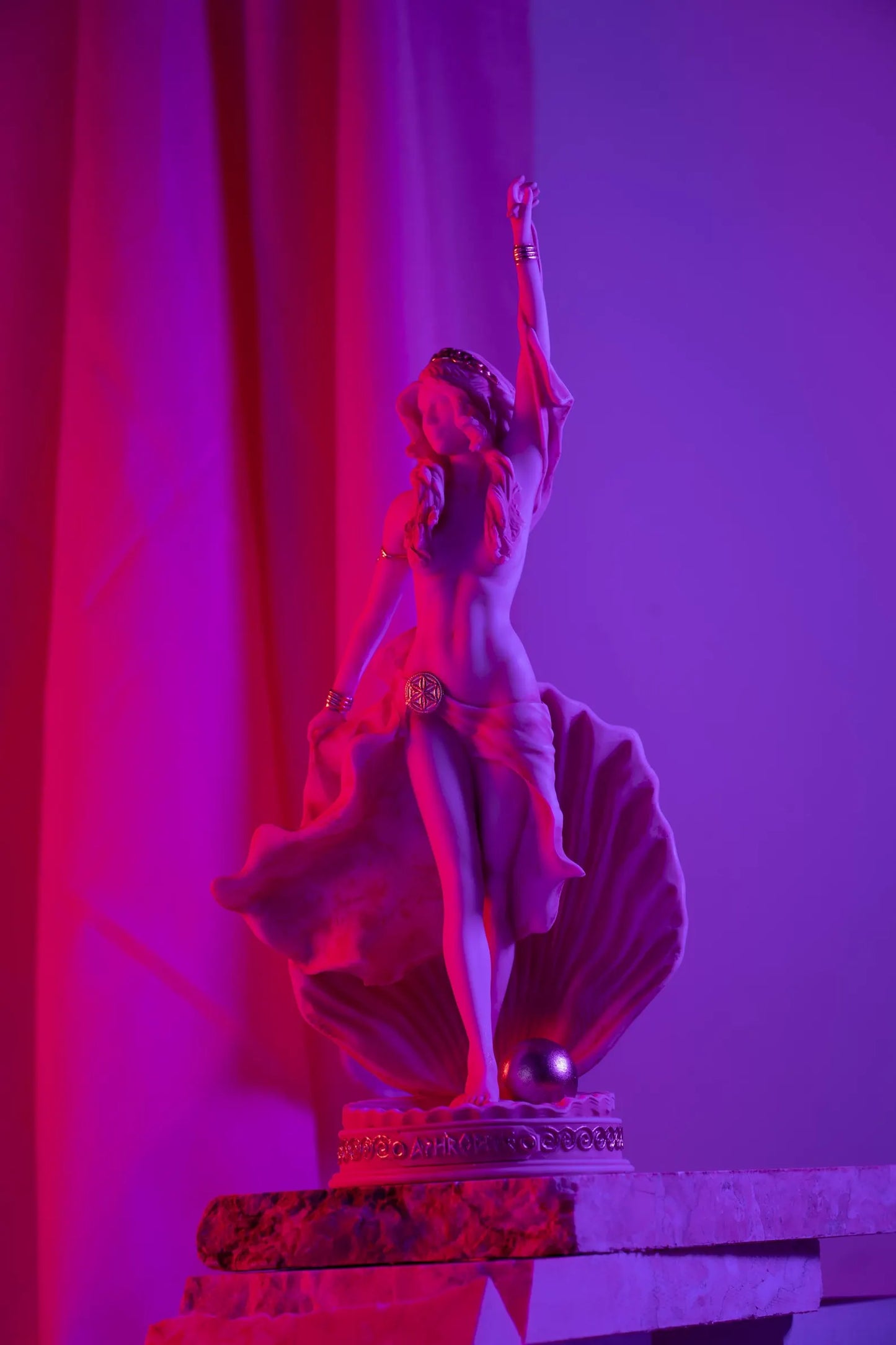 Statue Aphrodite dorée